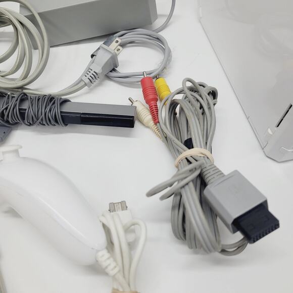 Nintendo Wii System Console (RVL-001) Controller Nunchuck Cords and 3 Games - Picture 3 of 11